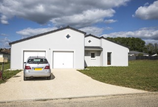 Façade d’une maison contemporaine de plain-pied avec double garage