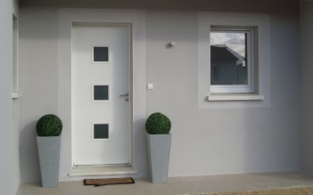 Hall d’entrée d’une maison contemporaine de plain-pied à Bergerac.