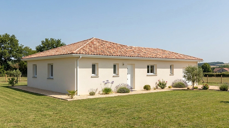 Maison de plain pied avec toiture 4 pans en Dordogne