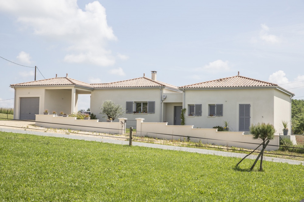 Maison contemporaine de plain-pied avec piscine à Lalinde