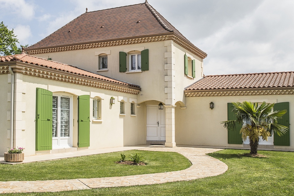 Maison périgourdine avec véranda et piscine à Nantheuil