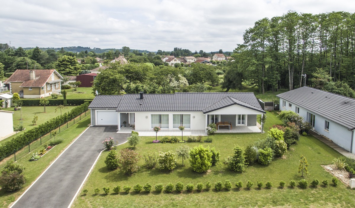 Modèle de maison individuelle moderne et confortable réalisée à Bergerac par les Maisons Aura