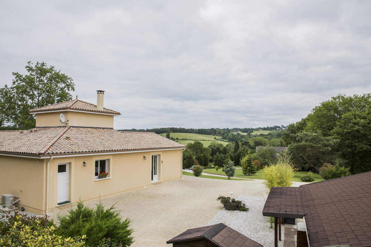 Une maison périgourdine de 115 m² qui surplombe un terrain de plus de 6 000m² à admirer depuis la vue de la chambre à l’étage