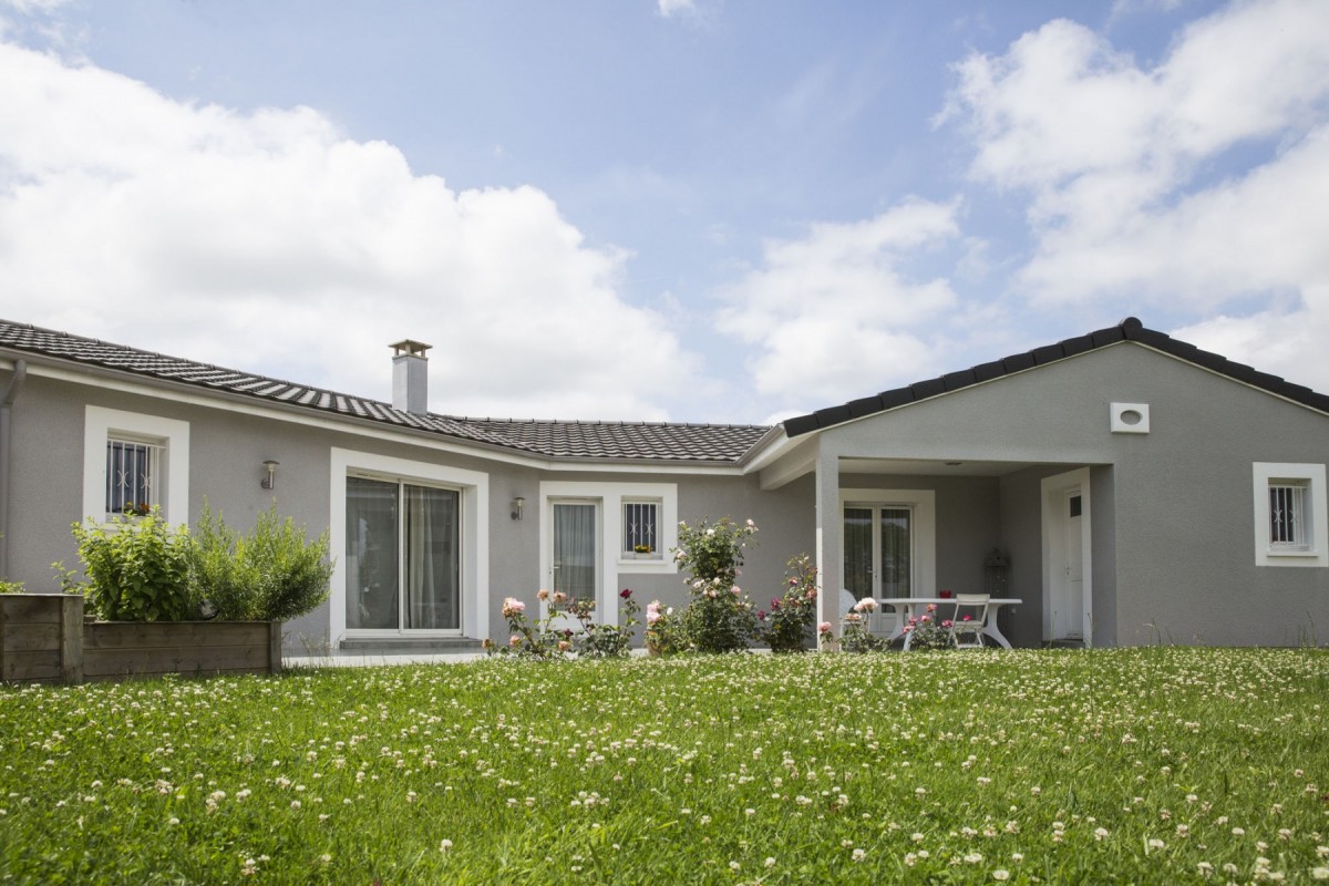 Vue du jardin fleuri, avec son mobilier de jardin