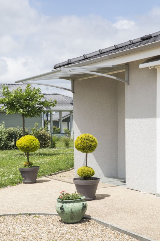 Maison de plain-pied vue de l’extérieur avec une terrasse de 10 m² entourant la maison