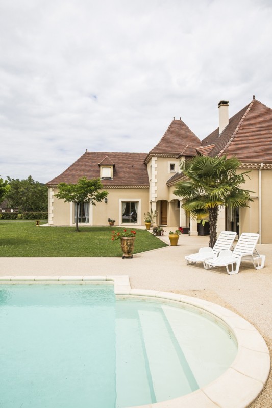 Maison périgourdine vue extérieure montrant la piscine et le jardin