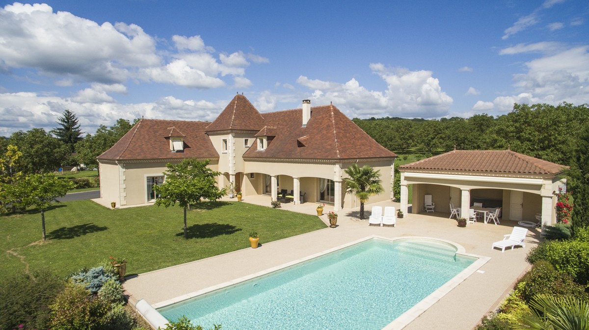 D’extérieur, la maison dévoile ses lignes fines et majestueuses avec une piscine