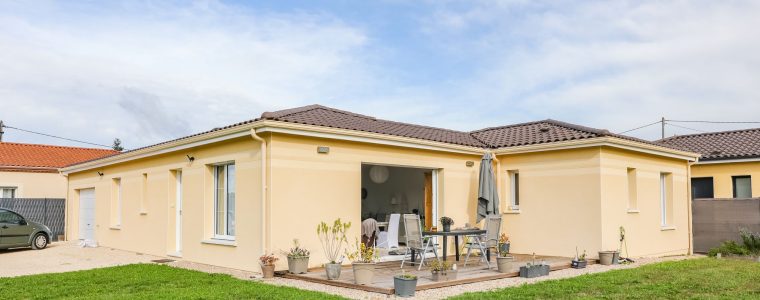 Maison contemporaine avec terrasse en bois ouverte et garage intégré