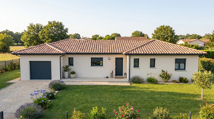 Entrée d'une maison moderne avec garage en Dordogne
