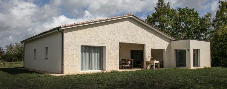 Vue terrasse d'une maison contemporaine en Dordogne