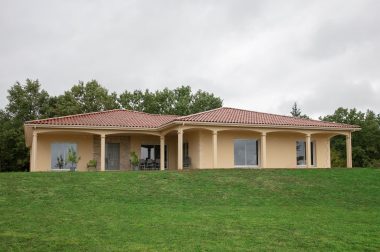 Une maison moderne et traditionnelle à Saint Martial de Nabirat