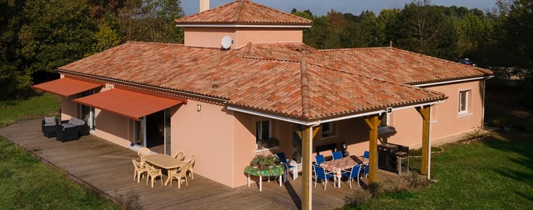 Maison moderne et familiale avec un étage et une terrasse couverte