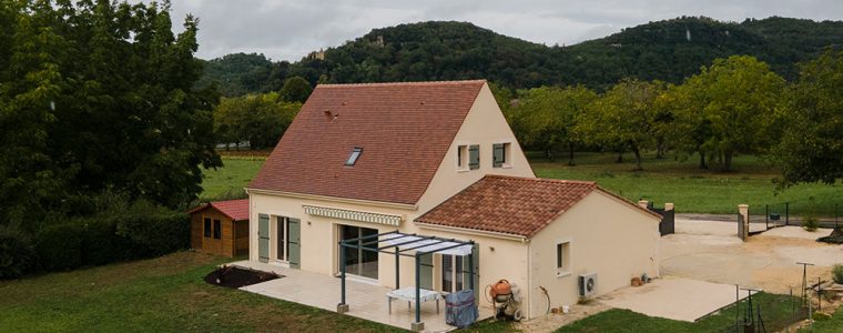 Vuae aérienne d'une maison traditionnelle à Saint Julien de Lampon en Dordogne