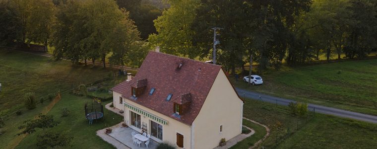 Maison typique du Périgord au milieu des arbres