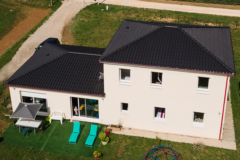 Maison à étage moderne avec toiture 4 pans