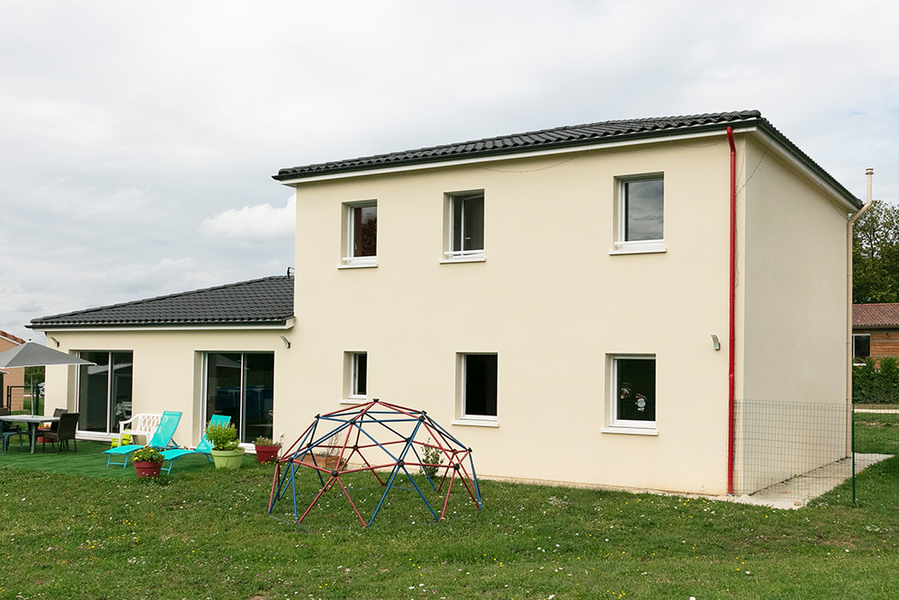 Maison à étage avec tuiles noires en Dordogne