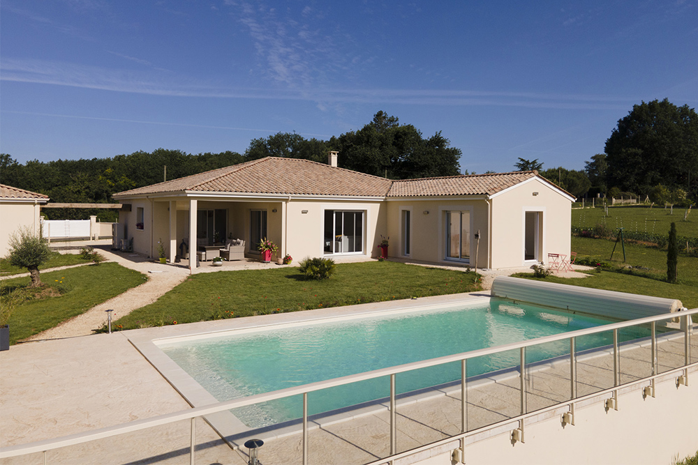 Maison moderne avec une piscine