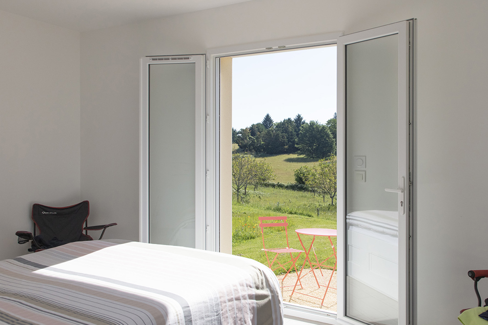Chambre ouverte avec magnifique vue sur une forêt en Dordogne