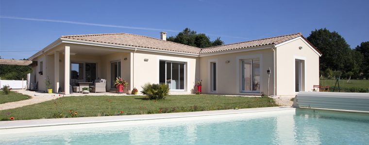 Piscine avec maison et sa terrasse couverte