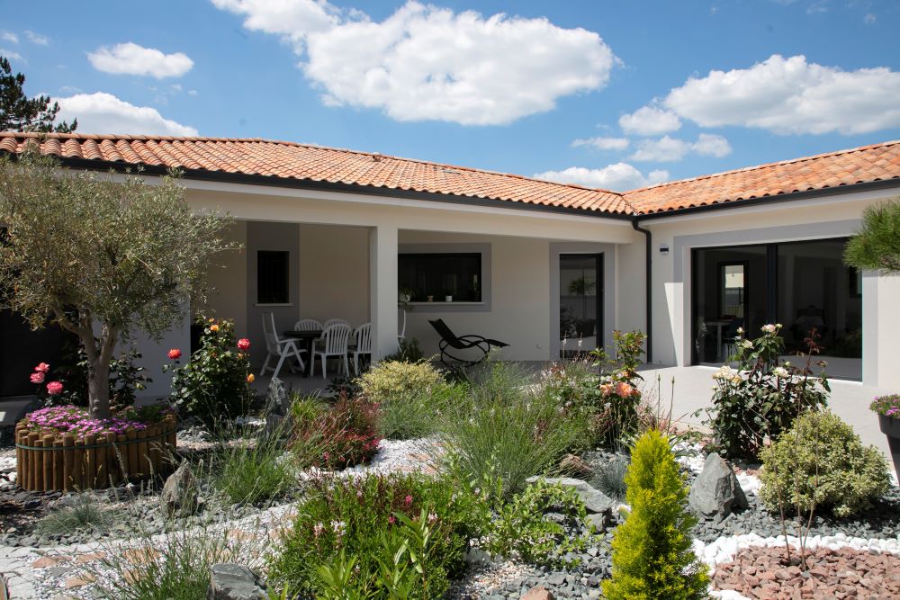 Terrasse couverte d'une maison moderne avec végétation