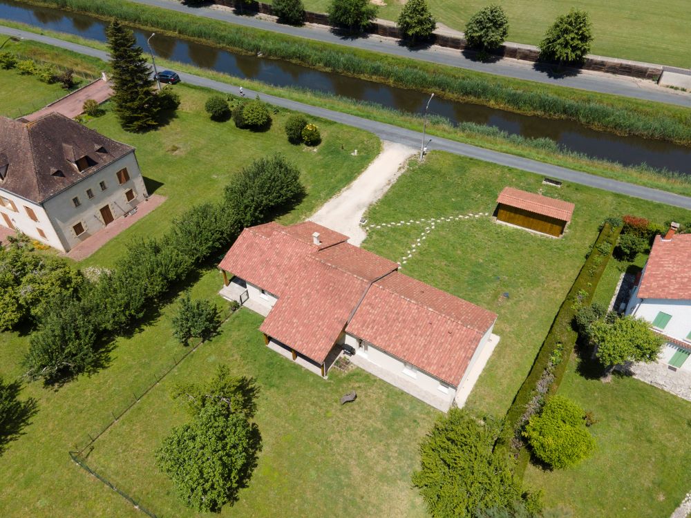 Vue drone d'une maison avec grand terrain en Dordogne