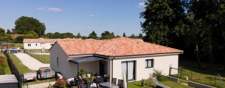 Maison neuve à l'architecture en L avec terrasse en bois