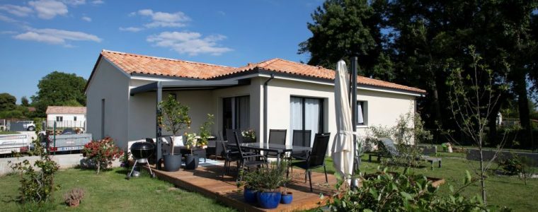 Maison en L avec terrasse en bois