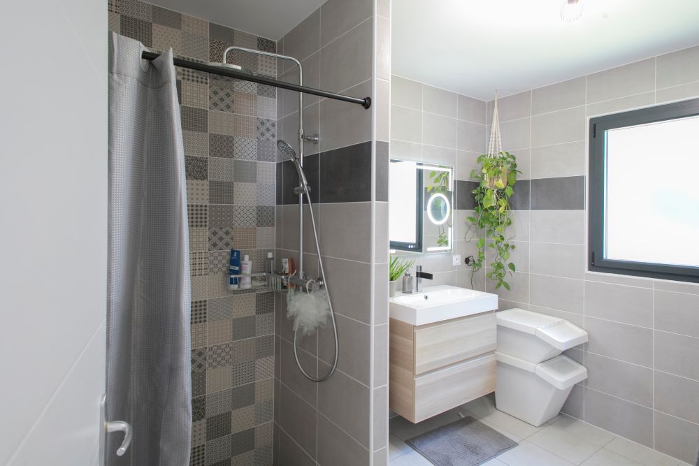 Salle de bain avec douche à l'italienne et meuble moderne