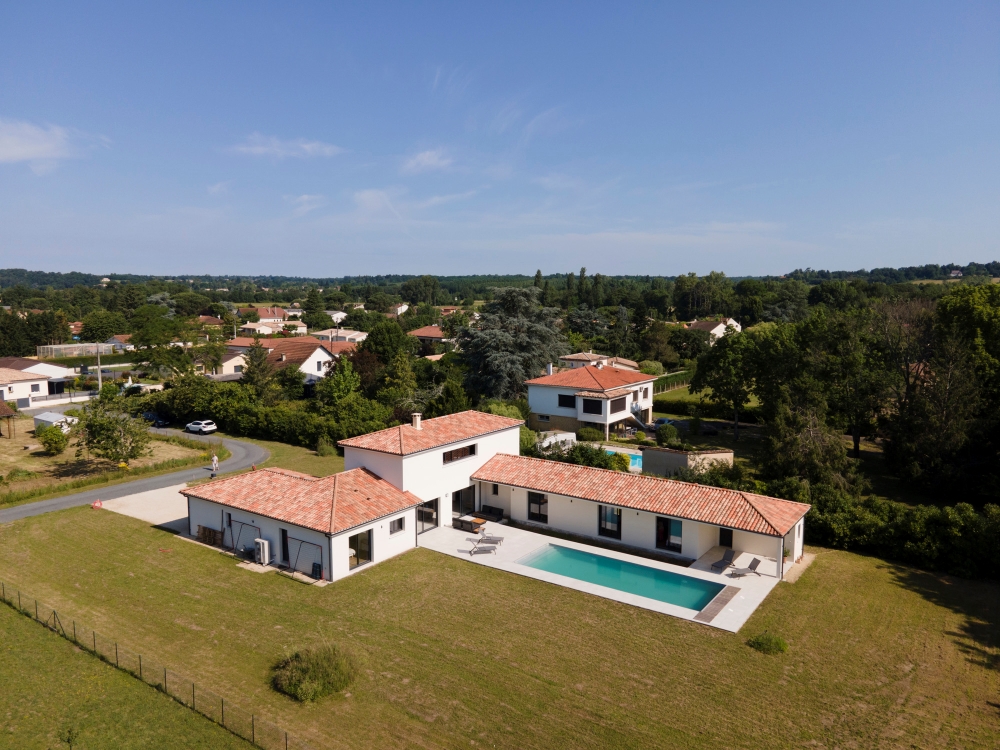 Maison contemporaine avec grande piscine en Dordogne
