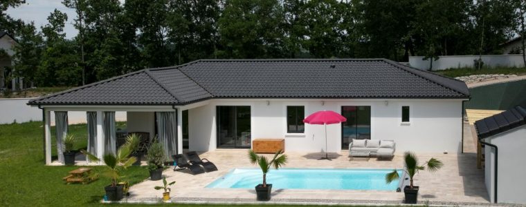 Maison contemporaine en L avec piscine et terrasse couverte