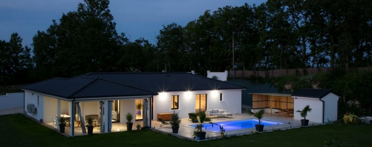 Maison contemporaine de nuit avec piscine