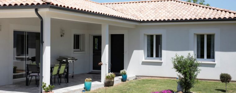 Entrée d'une maison moderne avec terrasse couverte