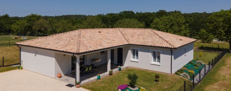 Maison en L avec terrasse couverte et toiture 4 pans