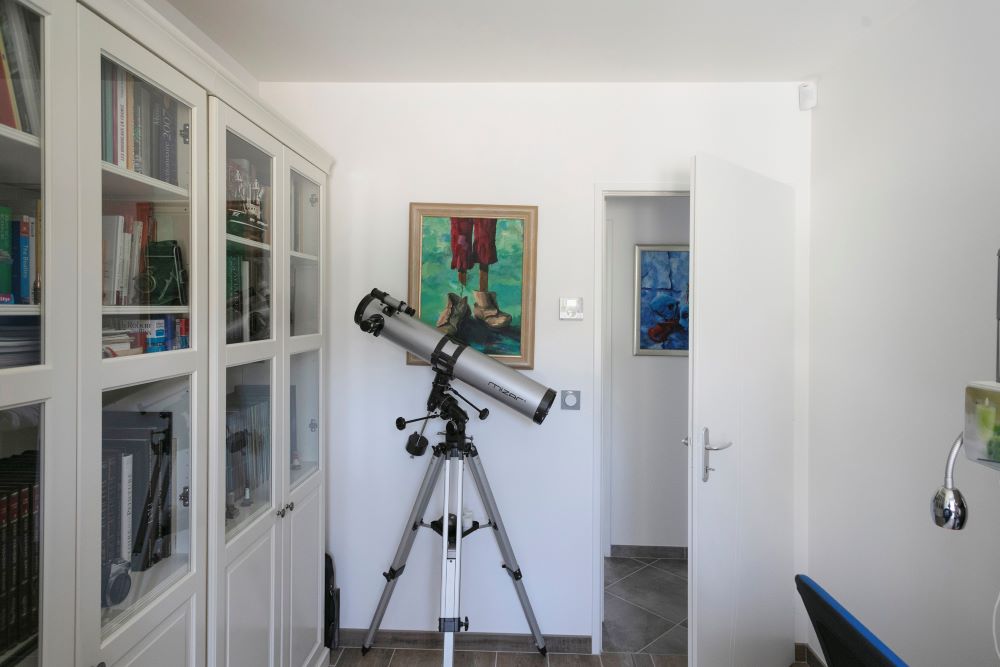 Bureau avec armoires et téléscope