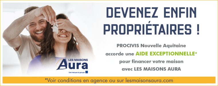 Un homme ferme les yeux d'une femme avec un porte clef devant elle