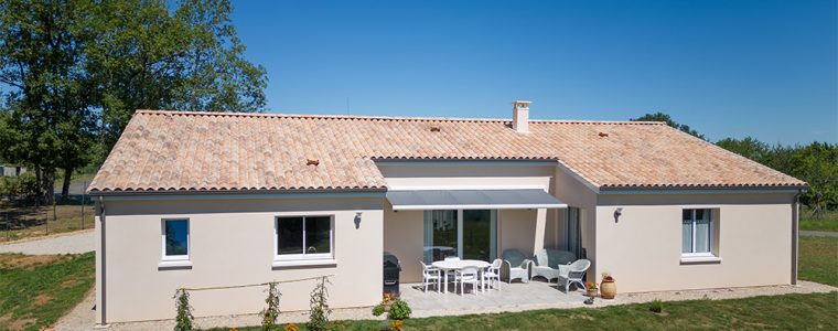 Arrière d'une maison avec terrasse en Dordogne