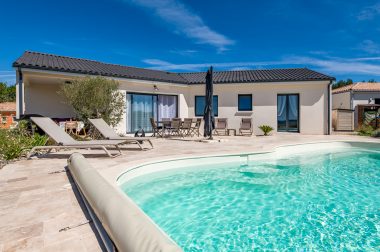 Une maison contemporaine de plain-pied avec 3 chambres et piscine
