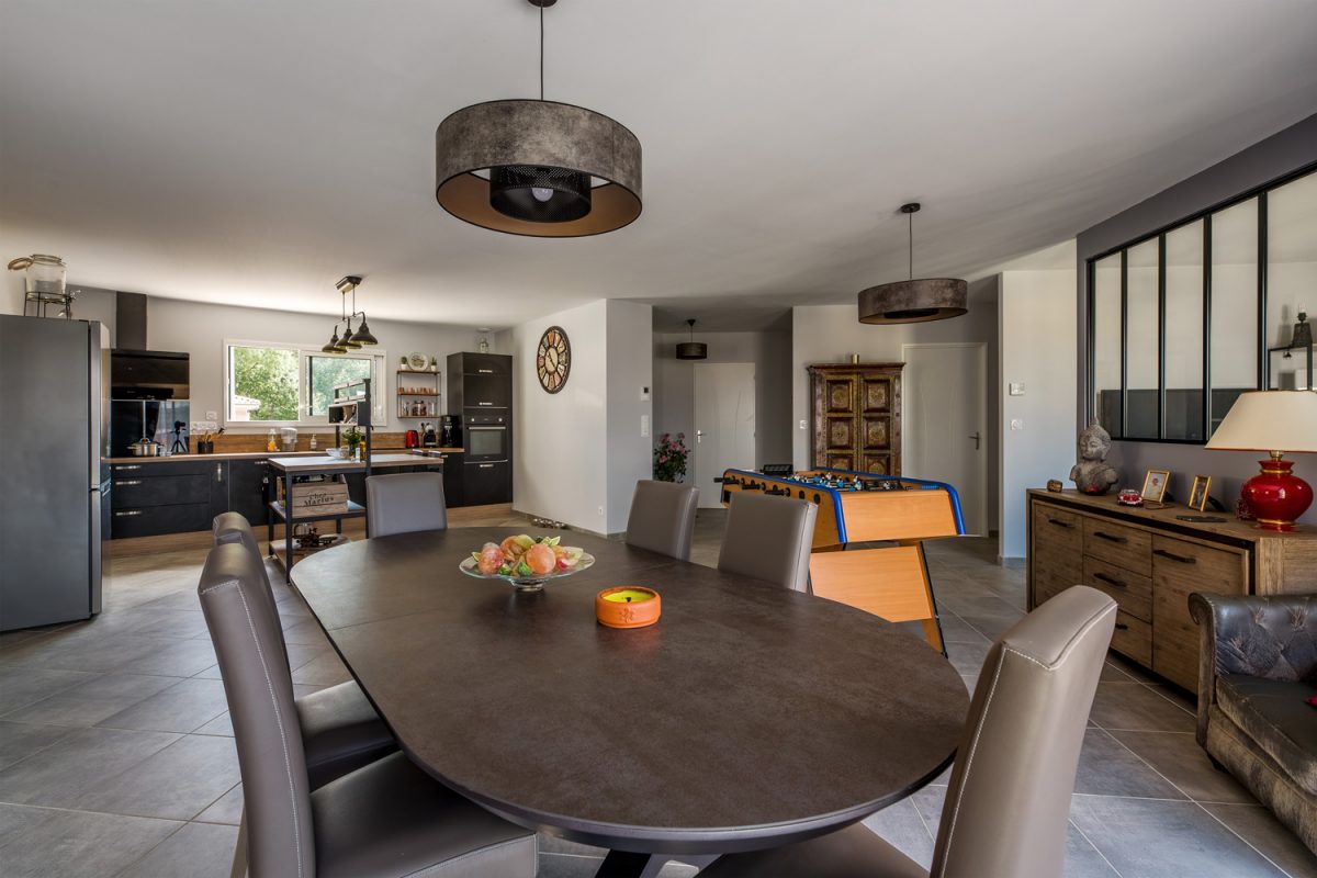 Salle à manger avec une grande table et six chaises