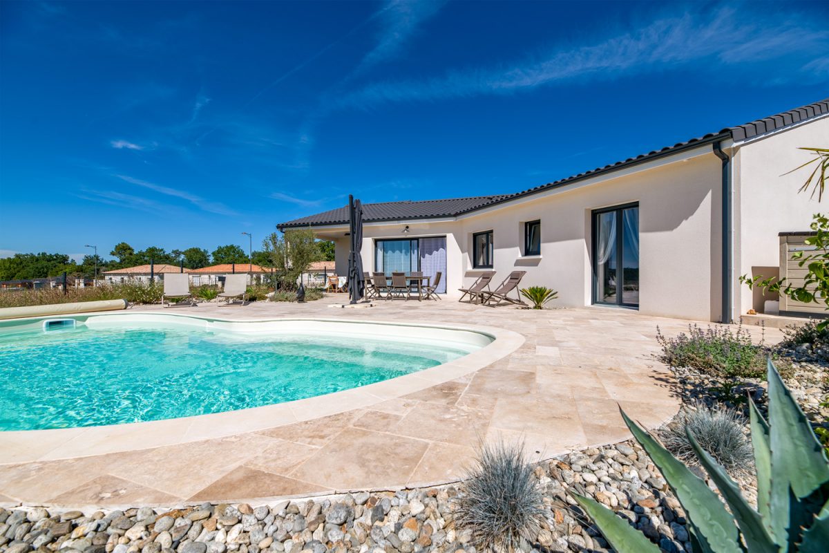 Piscine en forme de haricot avec terrasse en travertins