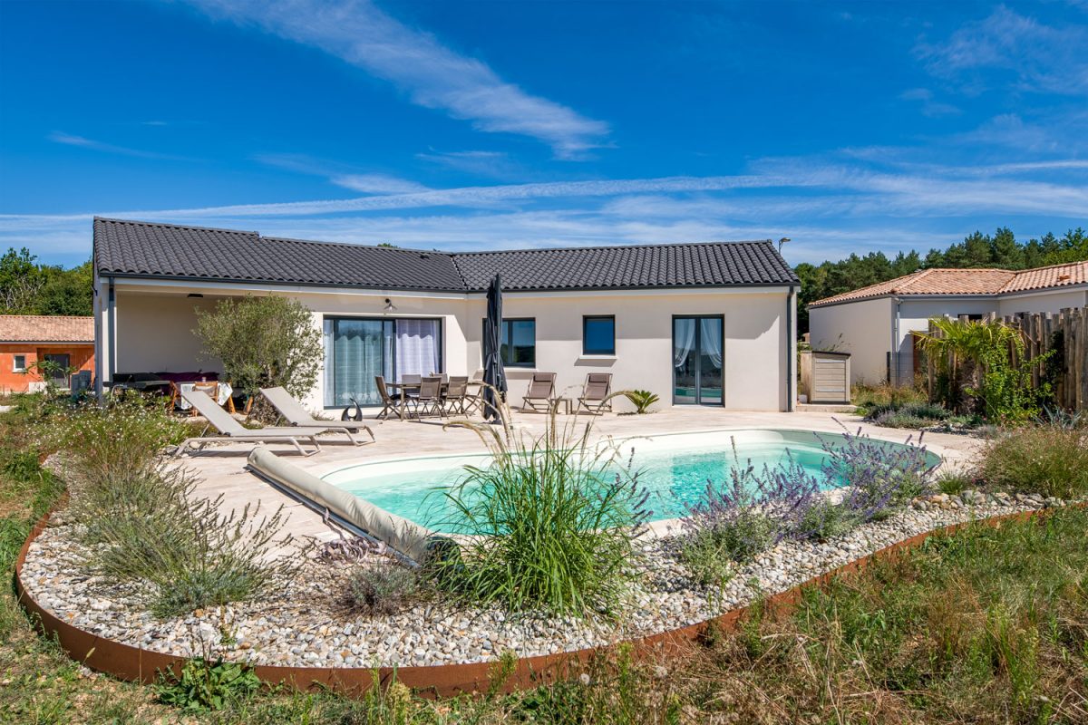 Maison moderne avec une belle piscine en forme de haricot