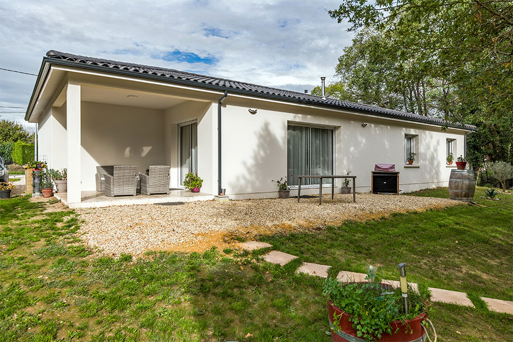 Maison moderne en Dordogne avec terrasse couverte