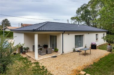 Une maison de plain-pied à la fois traditionnelle et contemporaine