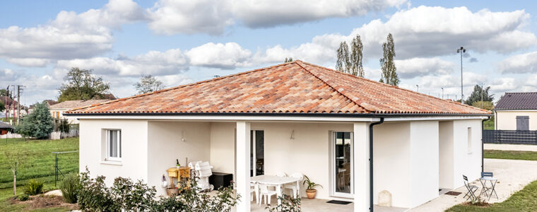 Maison carrée en Dordogne avec une terrasse couverte