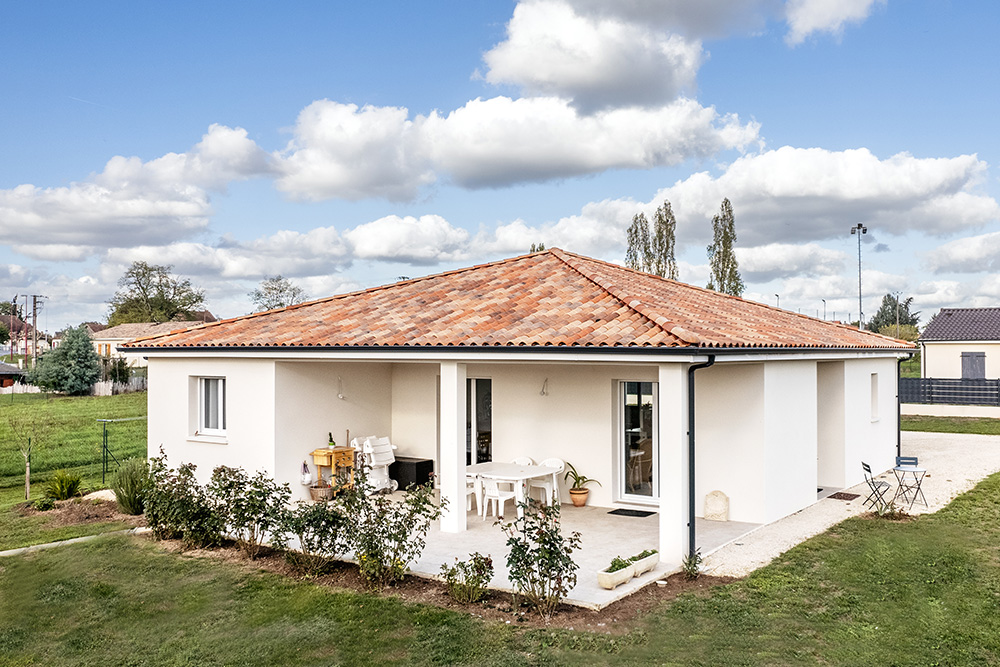 Maison carrée en Dordogne avec une terrasse couverte