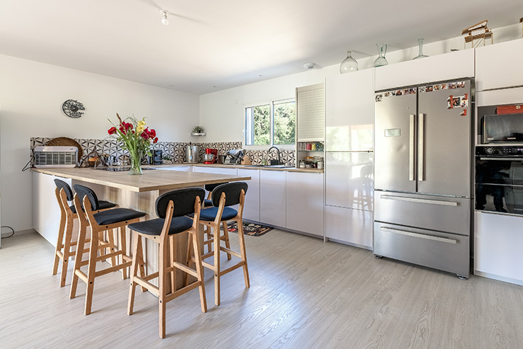 Cuisine ouverte d'une maison moderne et lumineuse