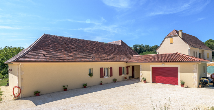 Garage et abri de voiture d'une maison périgourdine