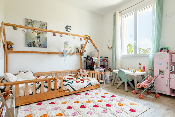 Chambre d'enfant avec lit cabane