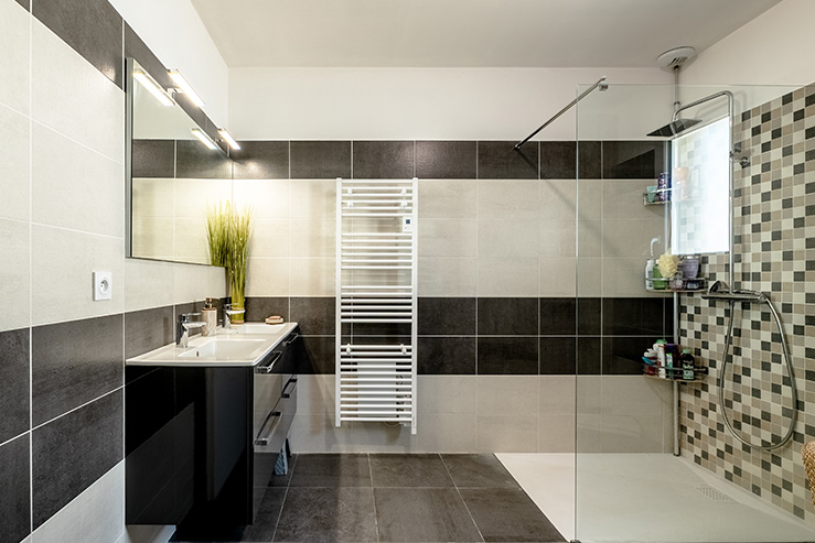 Salle d'eau moderne avec douche à l'italienne
