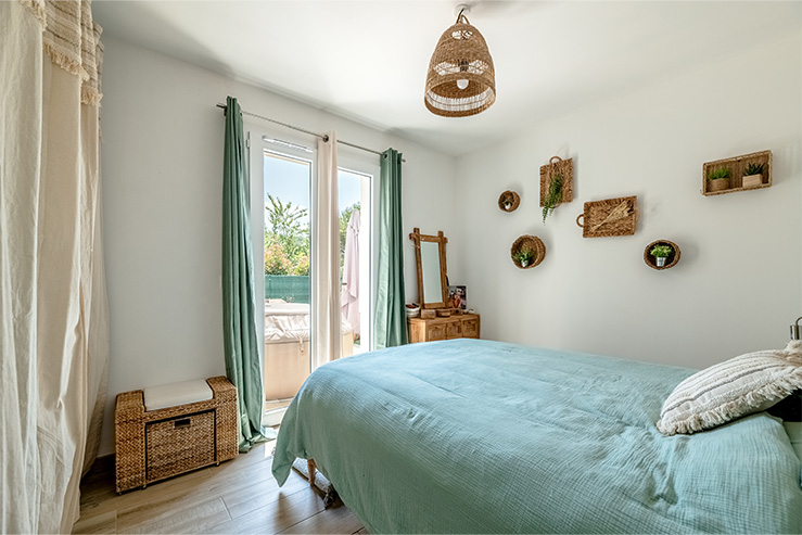 Chambre parentale avec porte fenêtre vers terrasse