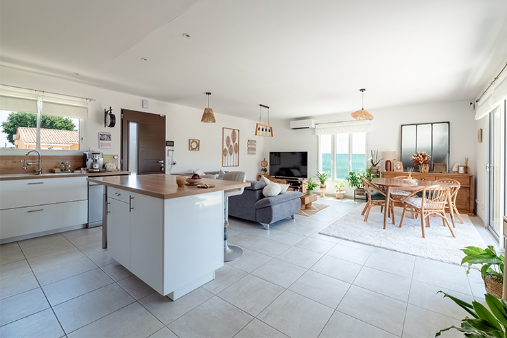 Pi-ce de vie d'une maison moderne avec cuisine ouverte